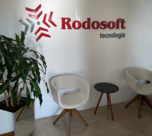 espaço da rodosoft, com placa em vermelho